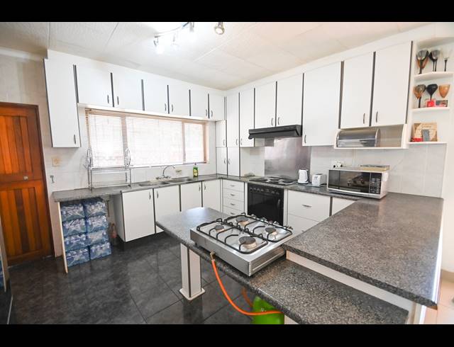 4 BEDROOM HOUSE FOR SALE IN RESERVOIR HILLS